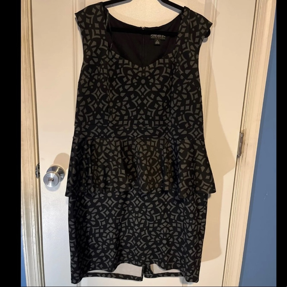Black and gray geometric print peplum dress